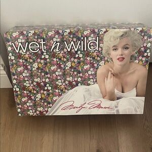 Wet n Wild Marilyn Monroe Floral Design Box